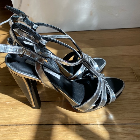 Diane Von Furstenberg Devon silver heeled sandals - Picture 3 of 8